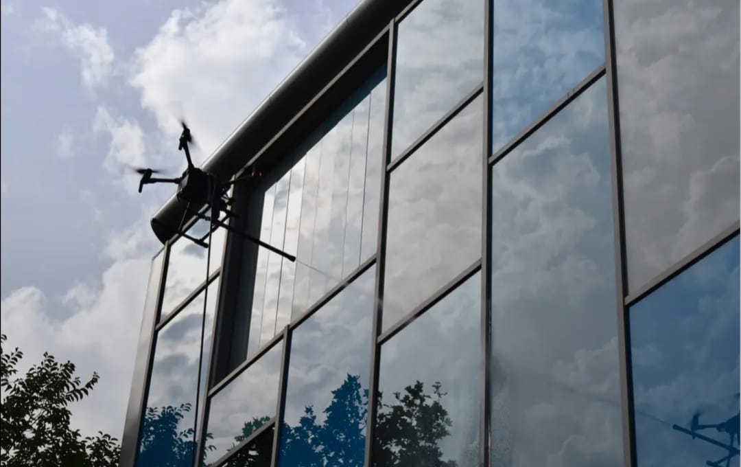 Drone cleaning building facade